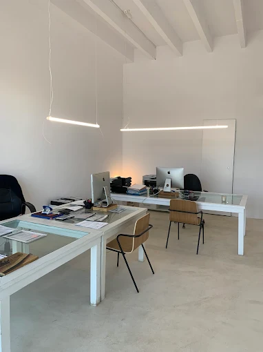 Zona de trabajo del estudio con iluminación arquitectónica